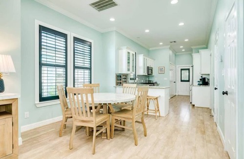 San Jacinto House | Exudes the Posh Life! Heated Pool, Fireplace & Stunning!