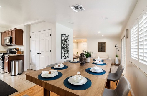Reseda House | Fabulous Tarzana Poolside Retreat