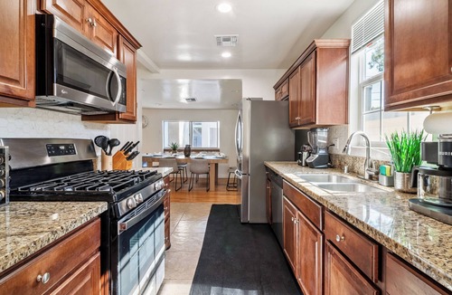 Reseda House | Fabulous Tarzana Poolside Retreat