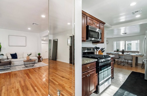 Reseda House | Fabulous Tarzana Poolside Retreat