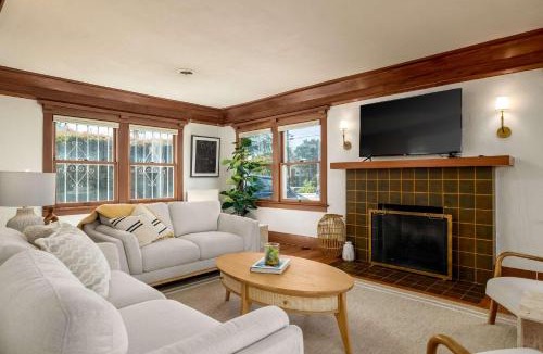 Hillcrest House | Falcon Chic Escape - Hot Tub - Modern - Proximity
