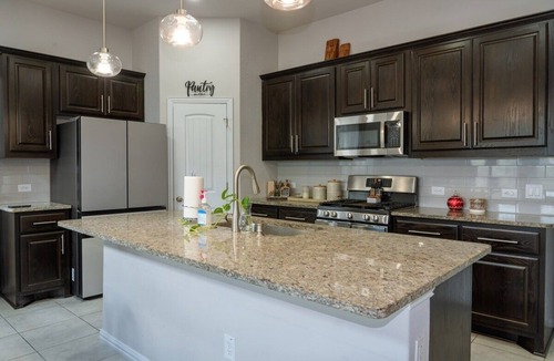Manchaca House | Family Oasis | King Size Suites | near F1 | + Wifi