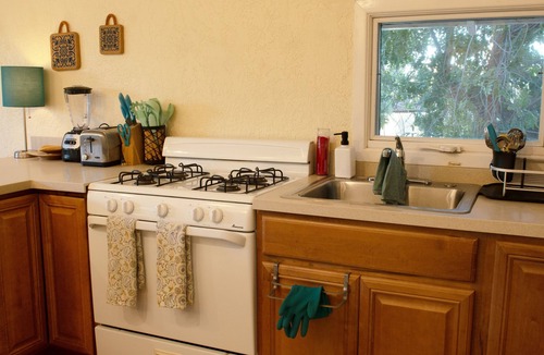Middletown Apartment | Furnished Bright Quiet Studio Flat In Mission Hills (SD)