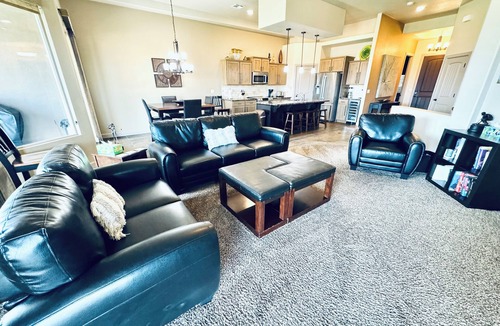 Mesquite House | Golf Course Views | 3 Miles to Sports Complex | 4BR | Free Perks