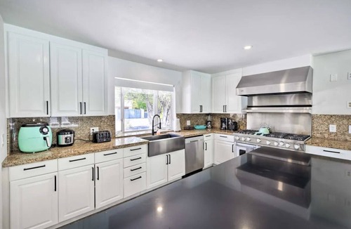 Deepwell Estates House | Gorgeous Open Layout in DeepWell Estates! Mountain Views and more!