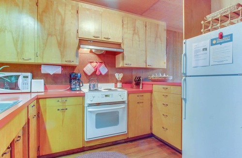 Anchor Bay Cabin | Gualala 1BR redwood cabin with hot tub near Sea Ranch Golf Links