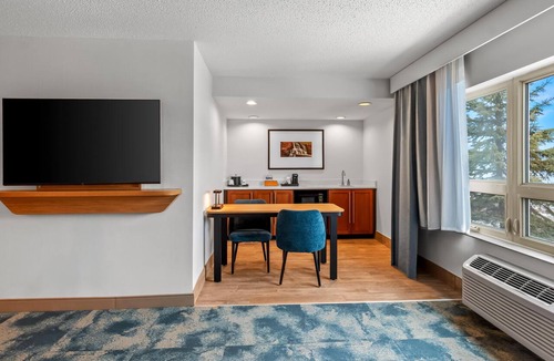 Canal Park Hotel | Hampton Inn Duluth Canal Park