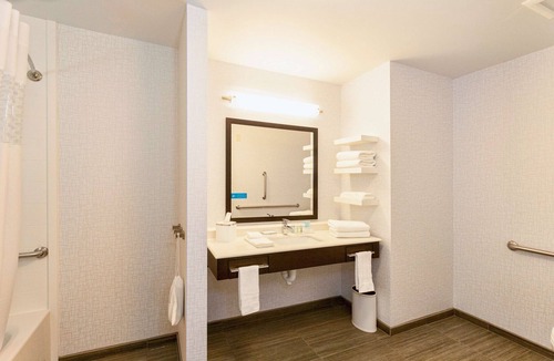 Duluth Hotel | Hampton Inn & Suites Duluth North/Mall Area