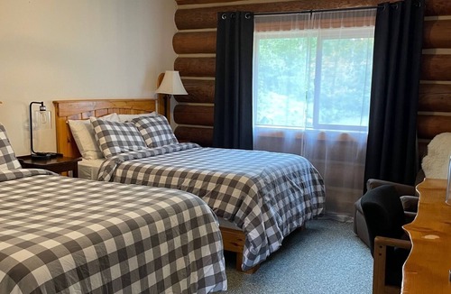Gold Bar Cabin | Handsome 10-bedroom, 10-ensuite bathroom Private Mountain Lodge sleeps 28+