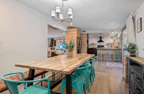 Kensington House | HGTV Style Coastal Retreat! Close to Legoland, Zoo, Beaches and More!