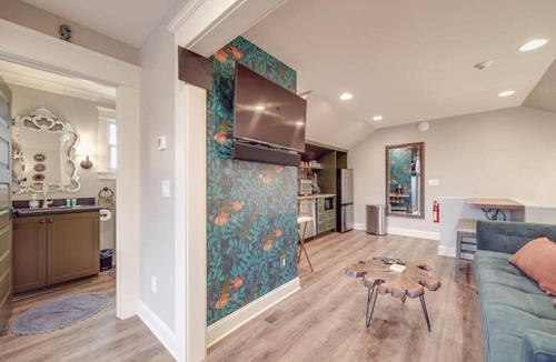Charlotte House | Hidden Gem Carriage House—Stylish & Walkable CLT Stay!