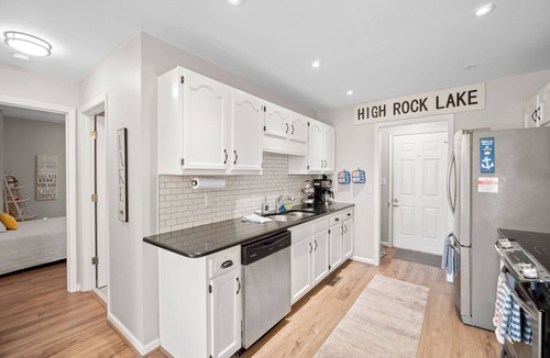 Southmont House | "High Rock Haven- Fire Pit, Welcome Gifts, Games room, Hot Tub, 2 lounges, lake