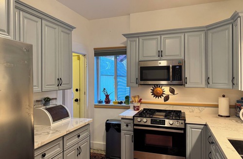 Grant Hill House | Historic city center craftsman: remodeled bathroom, patio, garden, full kitchen