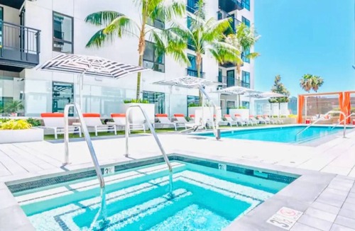 Hollywood Condo | Hollywood Penthouse Pool View Iconic Hollywood Sign View Free Parking