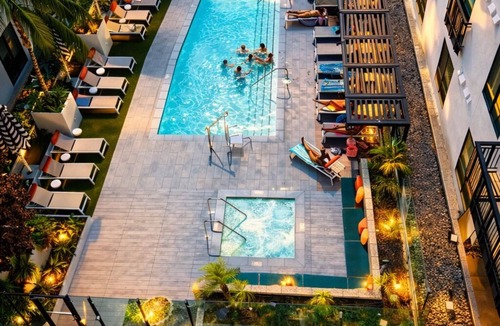 Hollywood Condo | Hollywood Penthouse Pool View Iconic Hollywood Sign View Free Parking