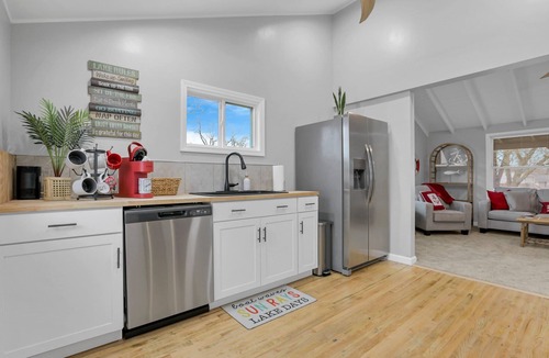 Buckeye Lake House | Homesmith Cottage Buckeye Lake with Hot Tub!