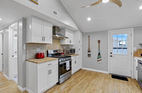 Buckeye Lake House | Homesmith Cottage Buckeye Lake with Hot Tub!