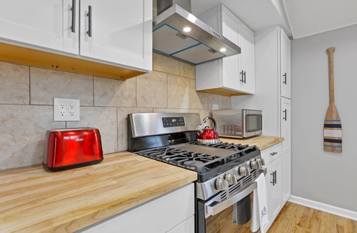 Buckeye Lake House | Homesmith Cottage Buckeye Lake with Hot Tub!