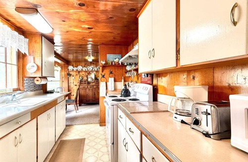Midpines House | Homestead Ranch near Yosemite w/Horses & Chickens