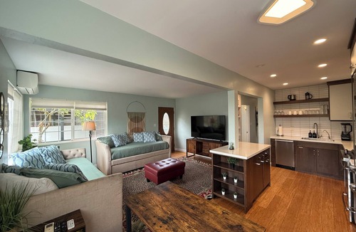 South Park House | Hot Tub. A/C. Laundry. 2 Parking Spots. Orchard.