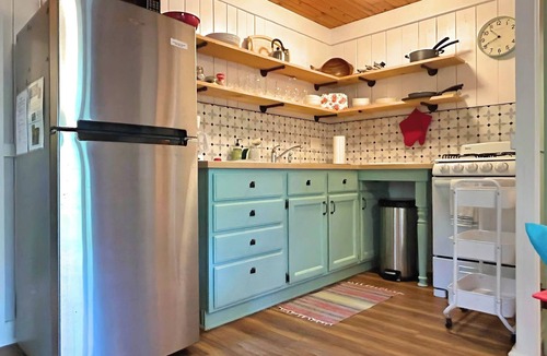Mayfield Cottage | Hot Tub Escape - Peaceful Lake Cabin-Kayaks, Canoe, Pedalboat - Pet friendly
