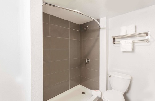 Mission Valley West Hotel | Howard Johnson by Wyndham San Diego Hotel Circle
