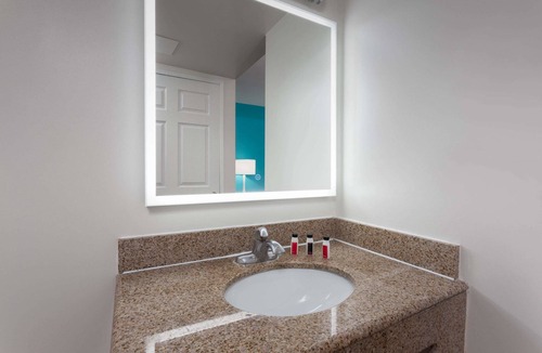 Mission Valley West Hotel | Howard Johnson by Wyndham San Diego Hotel Circle