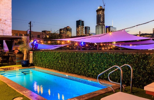 East Cesar Chavez House | Inn Cahoots on 6th: 10BR/26Bed - Pool,Roofdeck, Garden Bars, Walk To Everything!