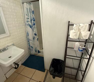 Pacific Beach Hostel | ITH San Diego Beach Bungalow Surf Hostel