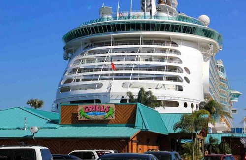Port Canaveral Villa | Jefferson 521 · Villa 3 - Sunrise King Suite-Laughing Dolphin