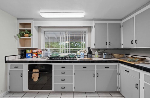 Casa de Oro-Mount Helix House | King Bed, 6 Parking, 6 Beds, Big Yard