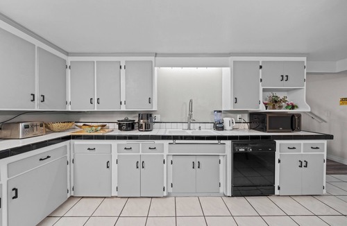 Casa de Oro-Mount Helix House | King Bed, 6 Parking, 6 Beds, Big Yard
