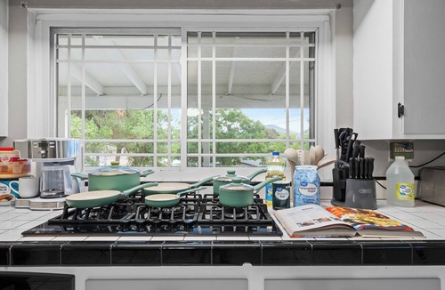 Casa de Oro-Mount Helix House | King Bed, 6 Parking, 6 Beds, Big Yard