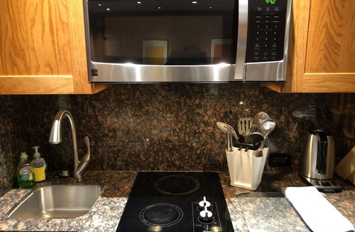 Newhall House | King Bed, Cozy Guesthouse w firepit and heated Jacuzzi- Santa Clarita