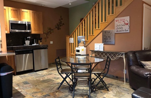 Newhall House | King Bed, Cozy Guesthouse w firepit and heated Jacuzzi- Santa Clarita