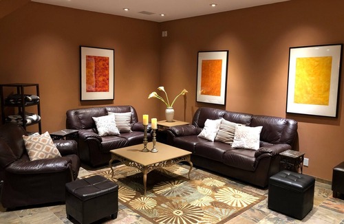 Newhall House | King Bed, Cozy Guesthouse w firepit and heated Jacuzzi- Santa Clarita