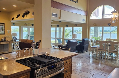 Crystal River House | KINGS BAY AUG MID WEEK & SEP SALE 4 Bedrooms, Decks 2Docks,400 shore CHECK RATES