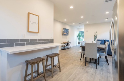 Pico-Union House | LA Cityscapes views w/Rooftop, New construction and Fresh Stylish Furnishings.
