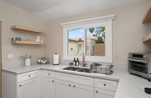 Beach Barber Tract House | La Jolla Getaway 3BR Ocean-View Steps to Beach