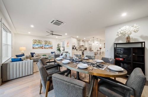 Beach Barber Tract House | La Jolla Panoramic Ocean Retreat with Rooftop