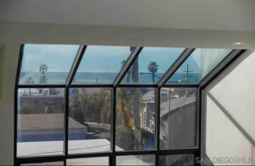 Beach Barber Tract House | La Jolla Townhouse steps away from Windansea beach