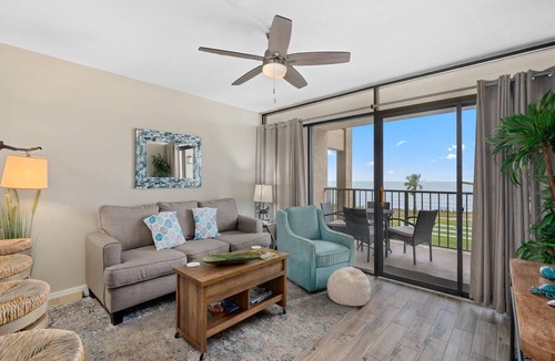 Rockport Condo | La La's | Pet Friendly, Pool + Hot Tub Access!