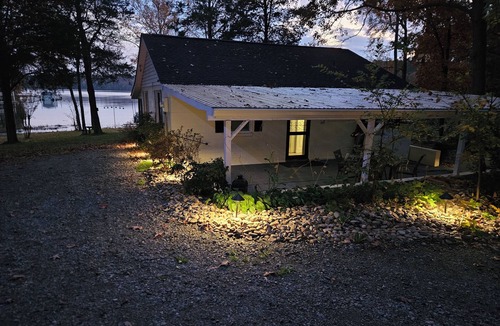 Huntersville Cottage | Lakefront Cottage w/Private Dock, Firepit & Quiet Cove – Trailer Parking