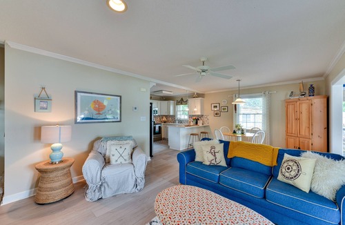 Southmont House | Lakefront Lexington Vacation Rental w/Dock!