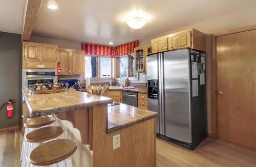 Ridgewood House | Lakeview Hideaway 3BDR for 8 w Private Hot Tub