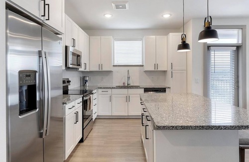Weston Apartment | Landing | Beautiful 2BD, Clubhouse, Gym