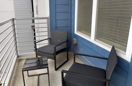 Optimist Park Apartment | Landing | Spectacular 2BD, Gym