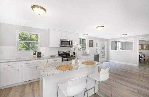 Charlotte House | Large Group Paradise - Blocks From UNCC