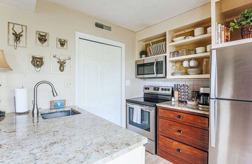 Wintergreen Apartment | Laurelwood Hollow: Walk to Ski & Swim