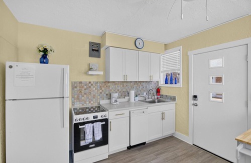 Golden Beach Apartment | LOCATION!Lovely Venice Villa 2 min walk to beach
